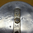 Detail signací SOL na zadní straně navijáku